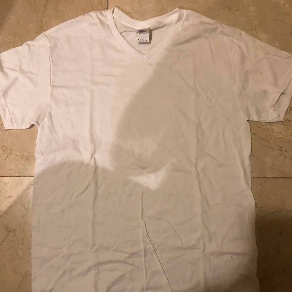 White gildan shirt v neck